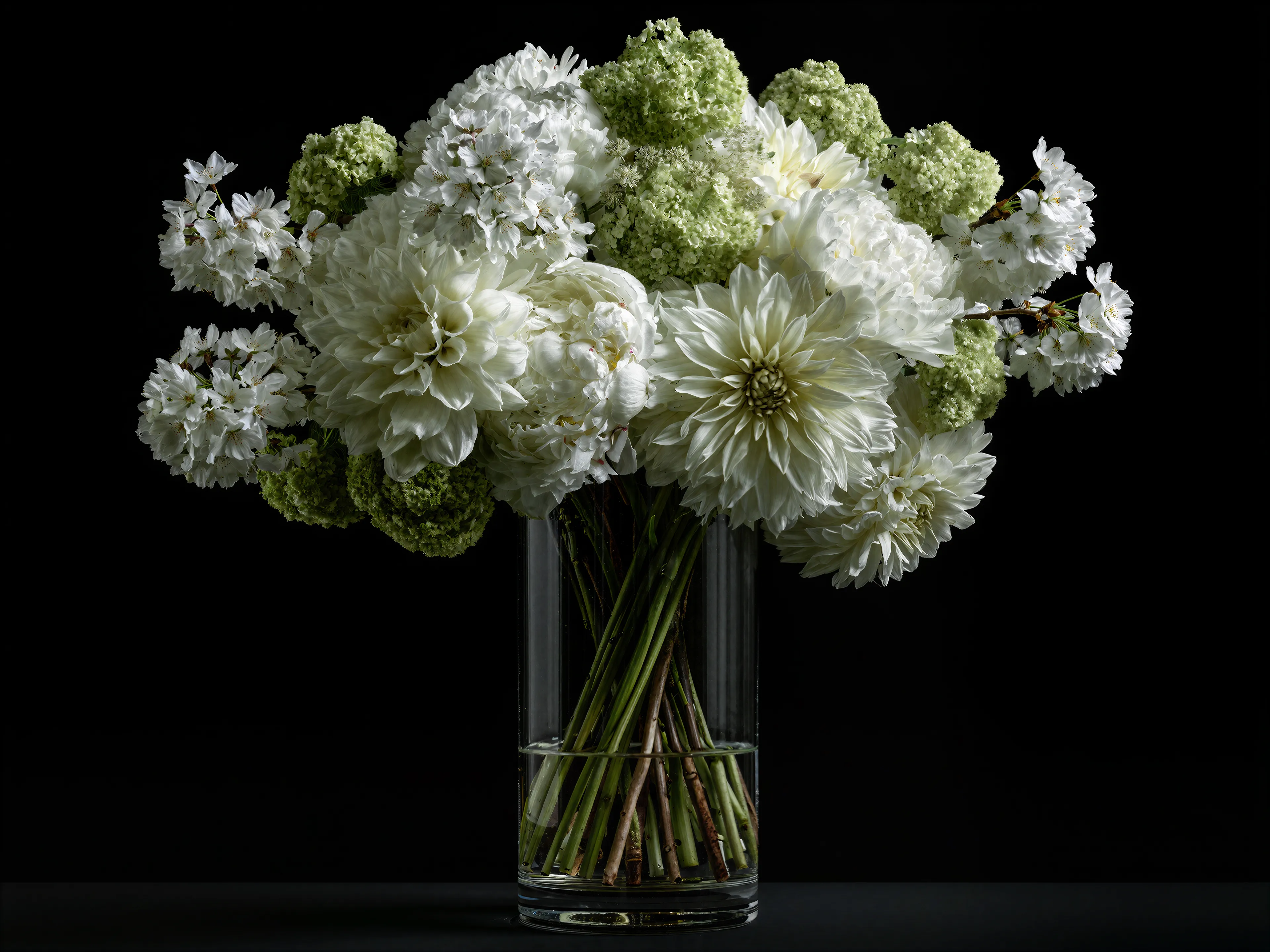 Boeket kunstbloemen van Calamai: witte dahlia's, pioenrozen en sneeuwbal in glazen vaas.